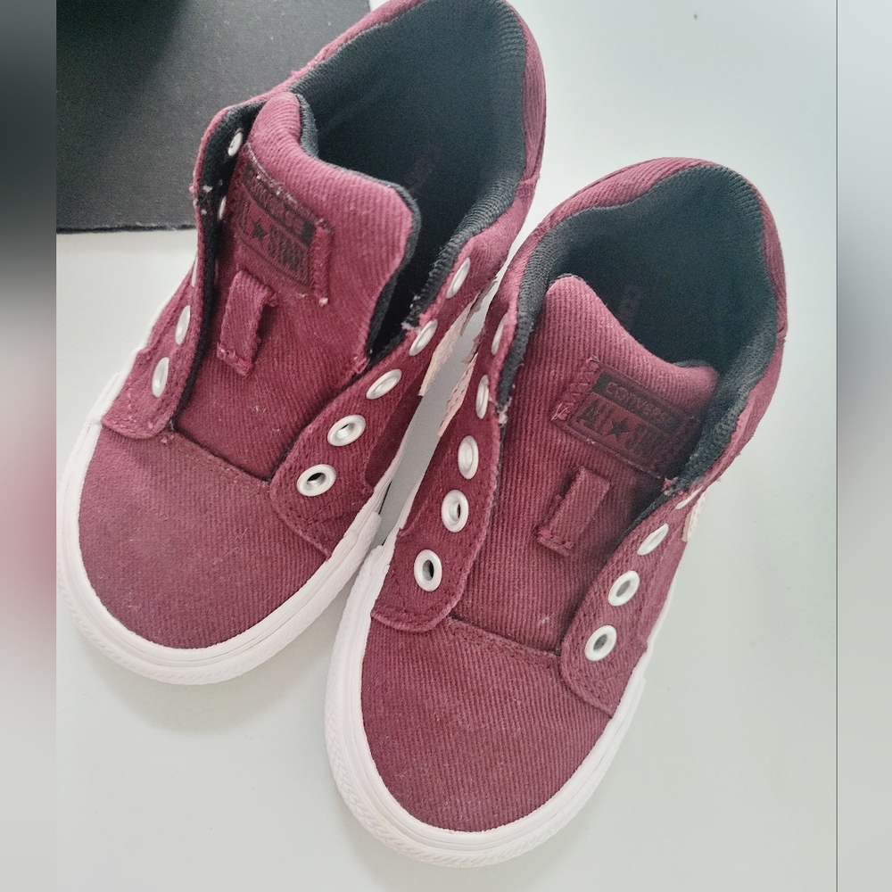 Converse Burgundy  toddler size 8